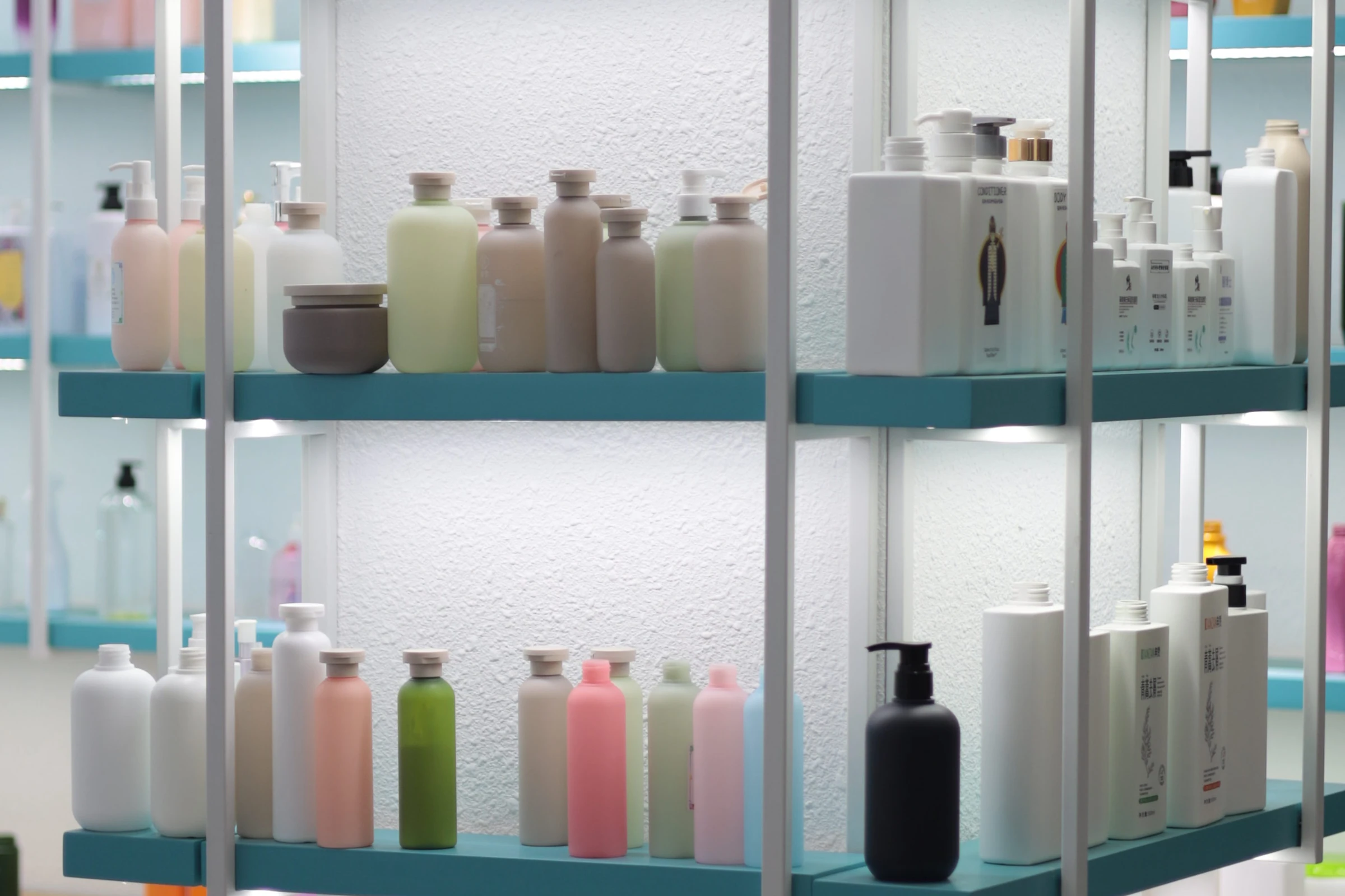 Bottle and dispenser samples on WDPACK display shelves