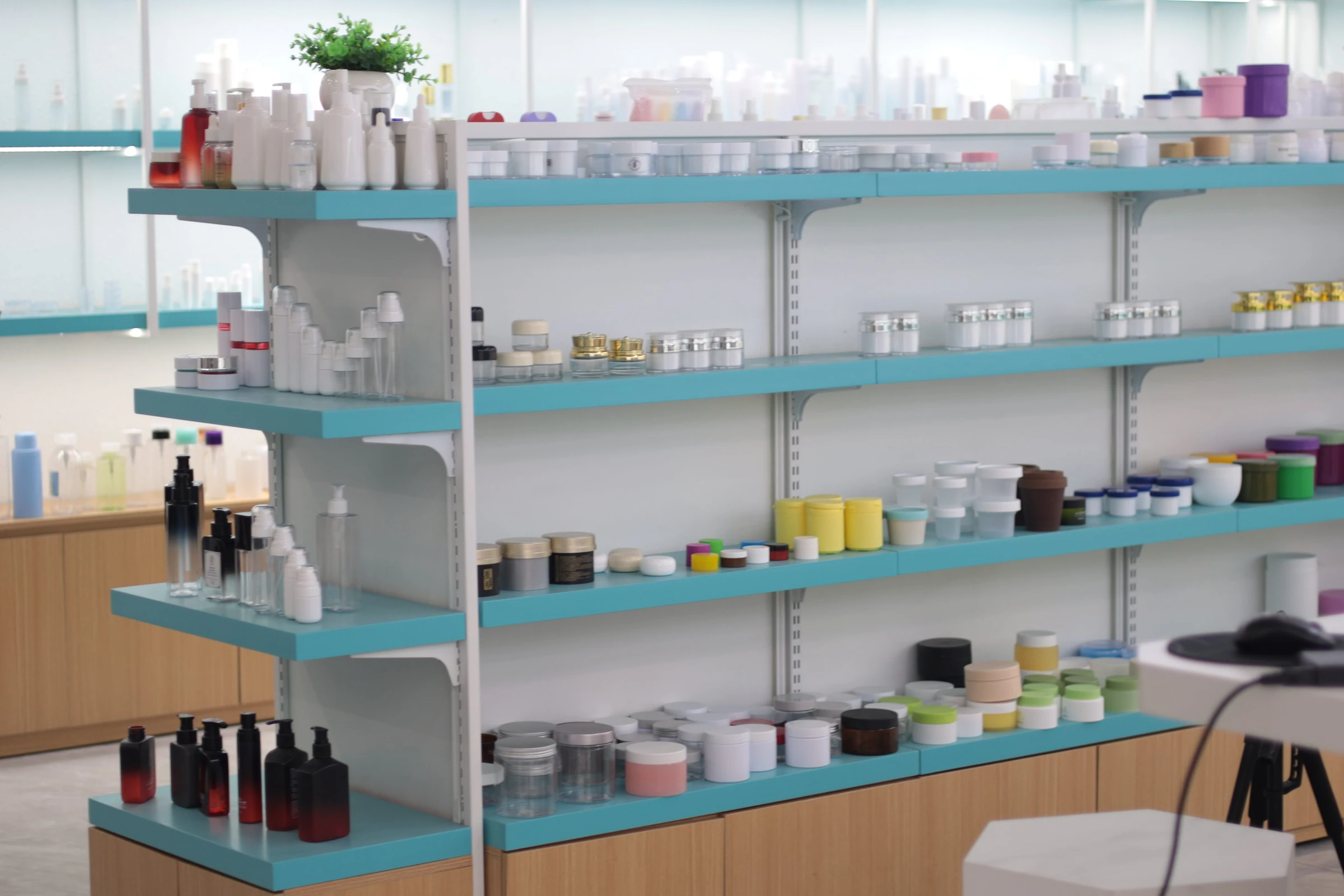 Jars and small packaging samples in the WDPACK showroom